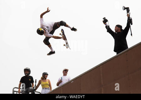 Skateboarder Bucky Lasek machen Tricks. Vans US Open von Surfen, Huntington Beach, Kalifornien, Vereinigte Staaten von Amerika (Photoshop skateb zu verschieben Stockfoto