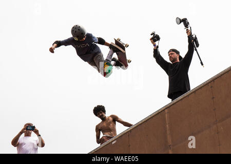 Skateboarder Tricks zu tun. Vans US Open von Surfen, Huntington Beach, Kalifornien, Vereinigte Staaten von Amerika Stockfoto