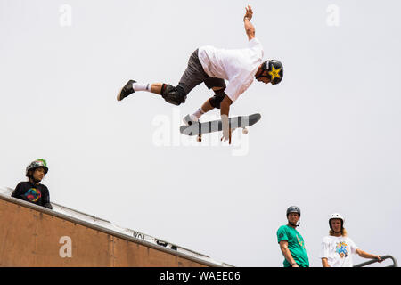 Skateboarder Tricks zu tun. Vans US Open von Surfen, Huntington Beach, Kalifornien, Vereinigte Staaten von Amerika Stockfoto