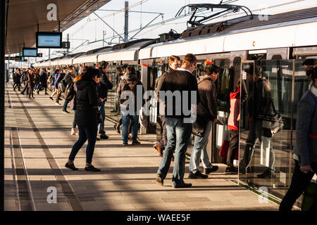 Sydney, NSW/Australien - 26. Juli 2019: Commuter rush Pendler stress Boarding autonome U-Bahn auf der Plattform. Fahrerlose U-Bahn in Sydney. Stockfoto