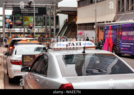 Sydney, NSW/Australien - 26. Juli 2019: Taxistand vor Sydney U-Bahnhof und Busbahnhof in der beliebten Sydney, Einkaufsmöglichkeiten und Restaurants vor Ort Stockfoto
