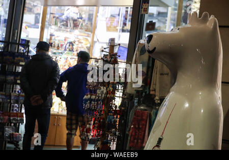 Berlin, Deutschland. 19 Aug, 2019. Menschen geben sie einen Souvenirshop an der Boulevard Unter den Linden in Berlin, Hauptstadt der Bundesrepublik Deutschland, am 12.08.19., 2019. Credit: Shan Yuqi/Xinhua/Alamy leben Nachrichten Stockfoto