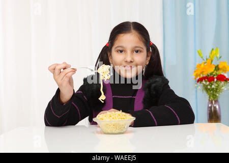 Mädchen essen Nudeln Stockfoto