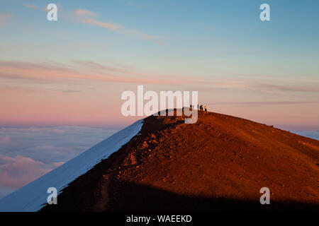 Einheimische hawaiische Schrein (HEIAU) und seine Besucher auf einem Gipfel Kegel auf Mauna Kea, Hawaii Stockfoto