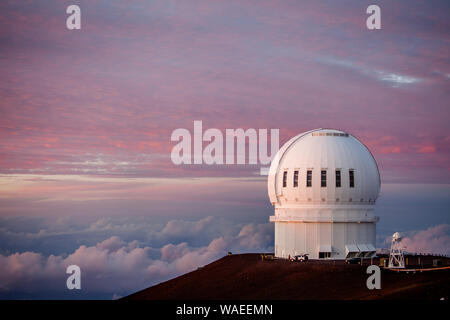 Canada-France-Hawaii Teleskop (CFHT) bei Sonnenuntergang auf dem Gipfel des Mauna Kea, Hawaii Stockfoto