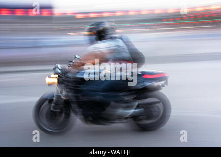 Motorrad und Fahrer in verschwommene Bewegung, Urban ride Stockfoto