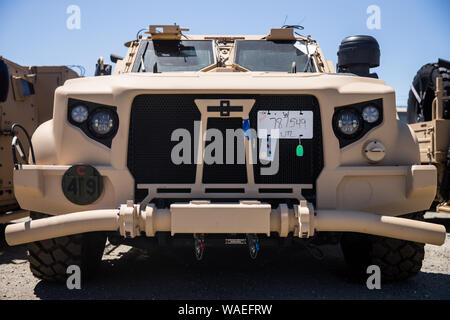 Eine gemeinsame leichter taktischer Fahrzeuge wartet in einer Staging Area 22 zu einem Gerät auf die Marine Corps Base Camp Pendleton, Kalifornien, Aug 19, 2019 verteilt werden. Die JLTV ist eine robuste und Survivable Fahrzeug wird die Armee und Marine Corps' Humvees zu ersetzen. Das Marine Corps Zunächst fing die JLTV an der Schule der Infanterie West, MCB Camp Pendleton, und wird schließlich die gesamte Humvee Flotte mit rund 15.000 JLTVs austauschen. (U.S. Marine Corps Foto von Lance Cpl. Alison Dostie) Stockfoto