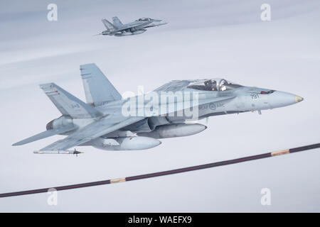 Zwei Royal Canadian Air Force CF-18 Hornissen ziehen bis zu einer CC-150 Polaris tanken Tanker als rcaf Flieger in die 437Th Transport Squadron beauftragt, der Canadian Forces Base Trenton, Kanada, führen Sie tanken in Ausbildung Luftraum über Alaska während des Red Flag-Alaska 19-3 Ausübung, 15 August, 2019. Red Flag-Alaska, eine Reihe von Pacific Air Forces Commander - geleitete Bereich Übungen für die US-Streitkräfte, bietet gemeinsame offensive Counter - Luft, Verbot, Close Air Support, und große Kraft Ausbildung in einer simulierten Umgebung bekämpfen. (U.S. Air Force Foto/Justin Connah Stockfoto