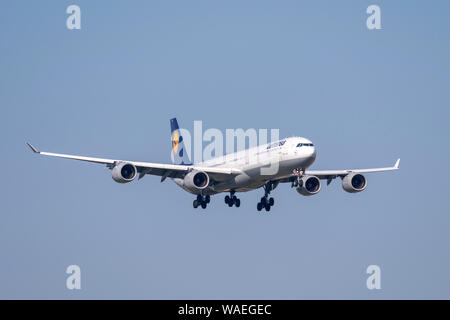 München, Deutschland - am 31. März. 2019: Lufthansa Airbus A 340-642 mit dem Flugzeug Registrierung D-AIHW in der Annäherung an die südliche Start- und Landebahn 08 R Der M Stockfoto