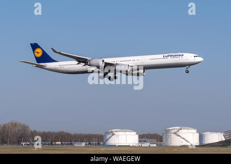 München, Deutschland - am 31. März. 2019: Lufthansa Airbus A 340-642 mit dem Flugzeug Registrierung D-AIHW in der Annäherung an die südliche Start- und Landebahn 08 R Der M Stockfoto