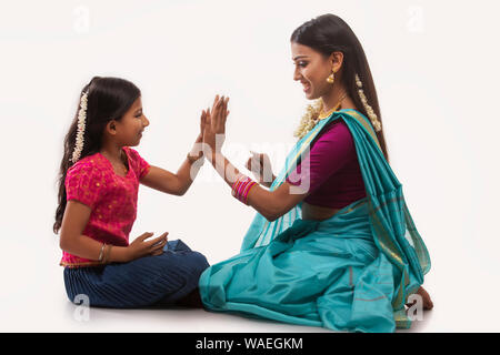 South Indian Mutter spielt mit ihrer Tochter Stockfoto