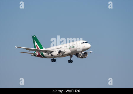 München, Deutschland - am 31. März. 2019: Alitalia Airbus A 319-112 mit dem Flugzeug Registrierung EI-IMD in der Annäherung an die südliche Start- und Landebahn des MU08R Stockfoto