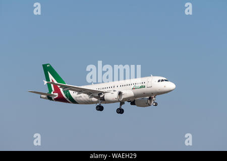 München, Deutschland - am 31. März. 2019: Alitalia Airbus A 319-112 mit dem Flugzeug Registrierung EI-IMD in der Annäherung an die südliche Start- und Landebahn des MU08R Stockfoto