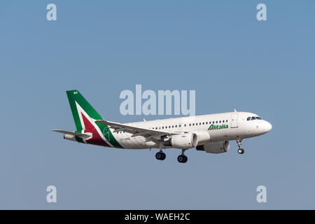 München, Deutschland - am 31. März. 2019: Alitalia Airbus A 319-112 mit dem Flugzeug Registrierung EI-IMD in der Annäherung an die südliche Start- und Landebahn des MU08R Stockfoto