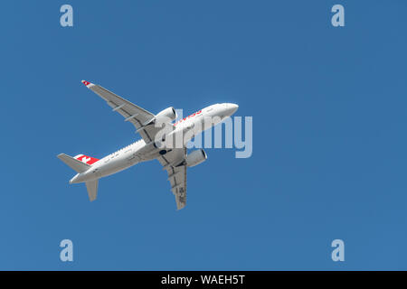 München, Deutschland - am 31. März. 2019: Schweizer Bombardier CSeries CS100 mit der Immatrikulation HB-JBF bei Start auf der südlichen Start- und Landebahn Stockfoto