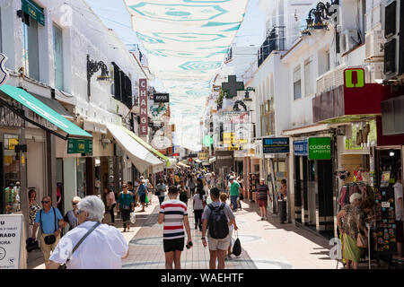 TORREMOLINOS, Spanien, Andalusien, Costa del Sol - Mai 21., 2019. Calle San Miguel ist die beliebteste Einkaufsstraße in Torremolinos. Diese Straße bietet Stockfoto