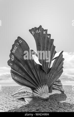 Skulptur namens Jakobsmuscheln, Benjamin Britten auf dem Strand in der Küstenstadt Hastings an der Ost Küste von Suffolk, England, Großbritannien Stockfoto