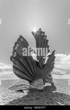 Skulptur namens Jakobsmuscheln, Benjamin Britten auf dem Strand in der Küstenstadt Hastings an der Ost Küste von Suffolk, England, Großbritannien Stockfoto