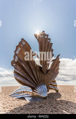 Skulptur namens Jakobsmuscheln, Benjamin Britten auf dem Strand in der Küstenstadt Hastings an der Ost Küste von Suffolk, England, Großbritannien Stockfoto