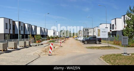 VILNIUS, LITAUEN - 24. Juni 2019: Das neue moderne Standard Cottage für junge Familie auf die Kings Street kosten 108 Tausend Euro. Es ist die Ecolo Stockfoto