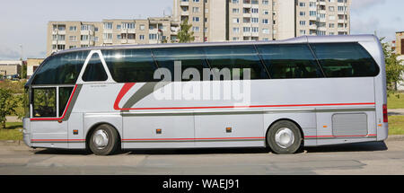 VILNIUS, LITAUEN - 10. AUGUST 2019: ein silberner Neoplan N 516 SHD-bus ist an der Seite der Straße auf Smalines Straße im Wohngebiet geparkt Pilai Stockfoto