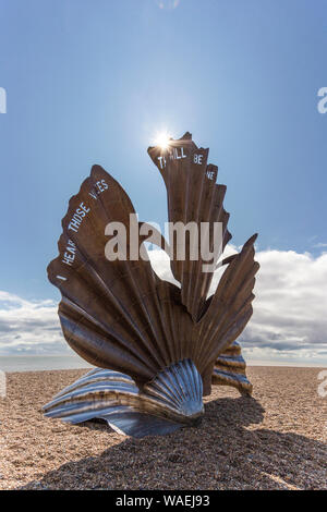 Skulptur namens Jakobsmuscheln, Benjamin Britten auf dem Strand in der Küstenstadt Hastings an der Ost Küste von Suffolk, England, Großbritannien Stockfoto