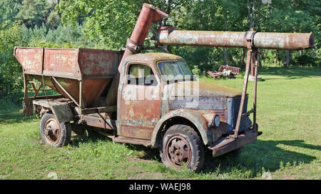 VILNIUS, LITAUEN - 10. AUGUST 2019: eine Änderung der sowjetischen GAZ-51 verrottete gebrochen rusty Ruck für die Landwirtschaft ist im Brot Museum. Es ist. Stockfoto