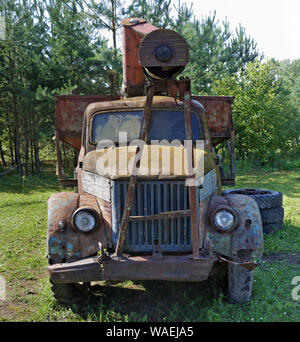 VILNIUS, LITAUEN - 10. AUGUST 2019: eine Änderung der sowjetischen GAZ-51 verrottete gebrochen rusty Lkw für die Landwirtschaft ist im Brot Museum. Es ist die Stockfoto