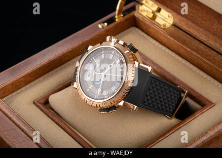 Armbanduhr in offenen Holzkiste verpackt. Römischen wählen. geschenk für einen Mann Stockfoto