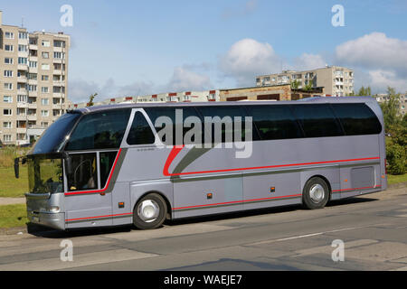 VILNIUS, LITAUEN - 10. AUGUST 2019: ein silberner Neoplan N 516 SHD-bus ist an der Seite der Straße auf Smalines Straße im Wohngebiet geparkt Pilai Stockfoto