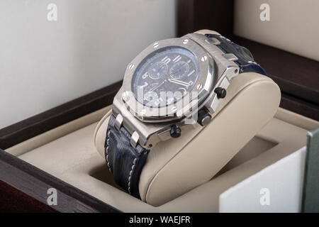 Armbanduhr in offenen Holzkiste verpackt. geschenk für einen Mann oder Geschäftsmann Stockfoto