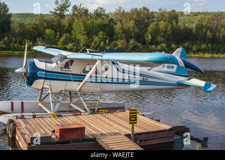 De Havilland Beaver Wasserflugzeug angedockt an der Sny Fluss, neben dem Clearwater River in Fort McMurray, Alberta, Kanada. Stockfoto