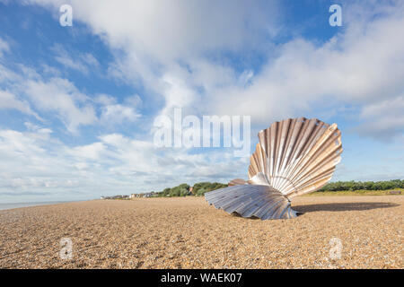 Skulptur namens Jakobsmuscheln, Benjamin Britten auf dem Strand in der Küstenstadt Hastings an der Ost Küste von Suffolk, England, Großbritannien Stockfoto