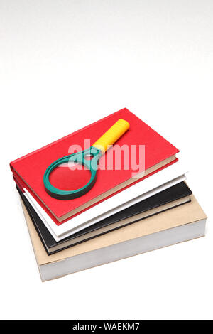 Stapel Bücher mit Lupe Stockfoto