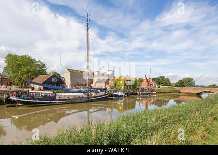 Boote auf dem Fluss Alde auf Snape Maltings am Ufer des Flusses Alde auf Snape, an der Küste von Suffolk, Suffolk, England, Großbritannien Stockfoto