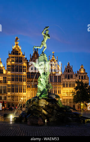 Antwerpen Grote Markt mit berühmten Brabo Statue und Brunnen bei Nacht, Belgien Stockfoto