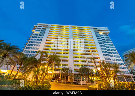 Gebäude in der Nacht von der Florida State Road in Boca Raton, Florida. Stockfoto