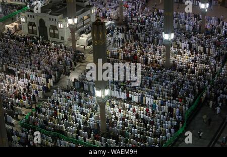 Madina El Monawara, Madina El Monawara, Saudi-Arabien. 19 Aug, 2019. Tausende von Pilgern beten an der Moschee des Propheten in der heiligen Stadt Medina, Saudi-Arabien, am 19. August 2019. Nach der Teilnahme an der Hadsch, muslimische Pilger Kopf zu Medinah an der Moschee des Propheten, um zu beten, der Islam der heiligste Ort der Anbetung, vor der Rückkehr home Credit: Ashraf Amra/APA-Images/ZUMA Draht/Alamy leben Nachrichten Stockfoto