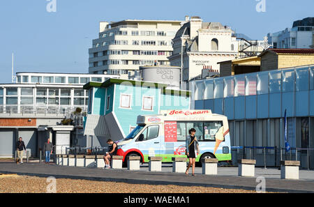 Brighton UK 20. August 2019 - ein schöner sonniger Morgen auf Brighton Seafront durch die British Airways ich 360 Aussichtsturm und Kopfüber Haus als die Wettervorhersage in den nächsten Tagen insbesondere gegenüber der Bank Holiday Wochenende in Großbritannien Kredit zu verbessern: Simon Dack/Alamy leben Nachrichten Stockfoto