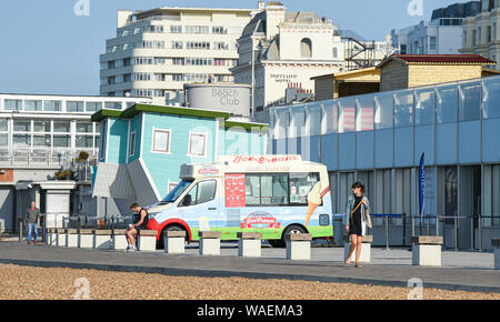 Brighton UK 20. August 2019 - ein schöner sonniger Morgen auf Brighton Seafront durch die British Airways ich 360 Aussichtsturm und Kopfüber Haus als die Wettervorhersage in den nächsten Tagen insbesondere gegenüber der Bank Holiday Wochenende in Großbritannien Kredit zu verbessern: Simon Dack/Alamy leben Nachrichten Stockfoto