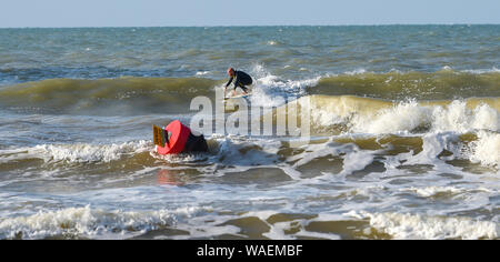 Brighton UK 20. August 2019 - ein Surfer genießt das Schöne am frühen Morgen Sonnenschein von Brighton West Pier als die Wettervorhersage in den nächsten Tagen insbesondere gegenüber der Bank Holiday Wochenende in Großbritannien Kredit zu verbessern: Simon Dack/Alamy leben Nachrichten Stockfoto