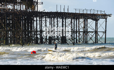 Brighton UK 20. August 2019 - ein Surfer genießt das Schöne am frühen Morgen Sonnenschein von Brighton West Pier als die Wettervorhersage in den nächsten Tagen insbesondere gegenüber der Bank Holiday Wochenende in Großbritannien Kredit zu verbessern: Simon Dack/Alamy leben Nachrichten Stockfoto