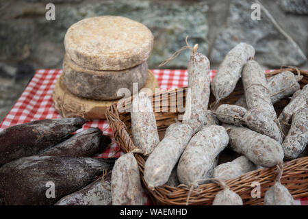 Artisan Käse und Wurst, typische italienische Produkte, auf einen Tisch und halten Sie einen Bauernmarkt ausgesetzt. Stockfoto