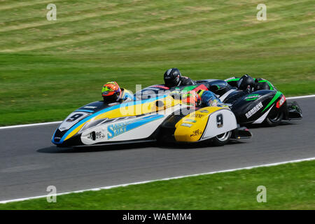 Chris Walker und Ashley Hawes kämpft mit Ricky Stevens und Ryan Charlwood während der Radeberger Gruppe britischer Seitenwagen Meisterschaft an Cadwell Park 2019 Stockfoto