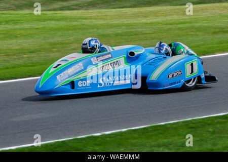 Steve Kershaw und Stuart Clark power down Park gerade während der Radeberger Gruppe britischer Seitenwagen Meisterschaft an Cadwell Park 2019 Stockfoto