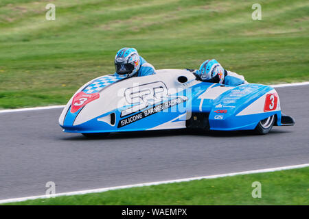 John Holden und Lee Kain power down Park gerade während der Radeberger Gruppe britischer Seitenwagen Meisterschaft an Cadwell Park 2019 Stockfoto