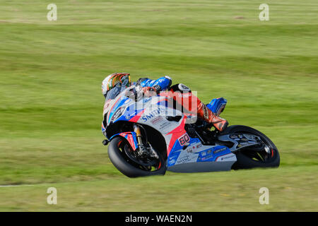 Peter Hickman Befugnisse seine Smiths Racing BMW S 1000 RR um Charlies Verbiegen während des BSB Cadwell Park 2019 Stockfoto