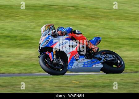 Peter Hickman Befugnisse seine Smiths Racing BMW S 1000 RR um Charlies Verbiegen während des BSB Cadwell Park 2019 Stockfoto