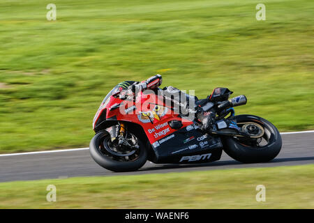 Ehemalige Moto GP Fahrer Scott lesen Befugnisse seine Weiser Ducati Panigale werden um Charlies Ecke bei BSB Cadwell Park 2019 Stockfoto