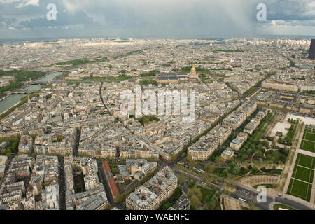Hochrangige Blick vom Eiffelturm nach Osten Blick über Invalides und dem Lateinischen Viertel. Regenschauer in der Entfernung. Paris, Frankreich Stockfoto